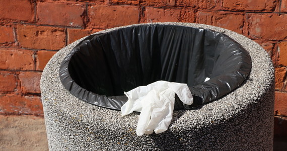 Minister Klimatu i Główny Inspektor Sanitarny przygotowali wytyczne w sprawie postępowania z odpadami w czasie epidemii koronawirusa. Z odpadami wytworzonymi przez zarażonych trzeba postępować "szczególnie ostrożnie". Powinny się np. znaleźć w oznaczonych workach.