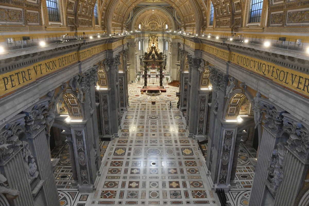 W pustej bazylice Świętego Piotra papież Franciszek odprawił w Wielki Czwartek Mszę Wieczerzy Pańskiej, inaugurującą Triduum Paschalne. Z powodu pandemii koronawirusa nie było wiernych. 