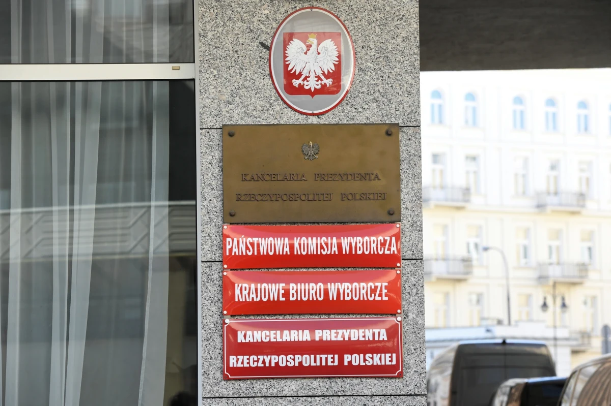 Będzie 10 kandydatów w wyborach prezydenckich. Jak ustalił nasz dziennikarz RMF FM Tomasz Skory, Państwowa Komisja Wyborcza zarejestrowała właśnie ostatnich czterech kandydatów, którzy będą ubiegać się o wybór na urząd prezydenta. 