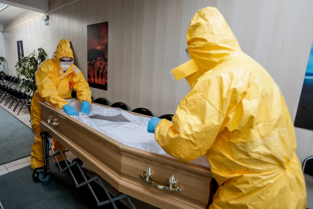 Powietrze, którym oddychamy w Polsce może stanowić dodatkowy poważny czynnik ryzyka podczas pandemii. Badania naukowców z Harvardu wstępnie potwierdzają intuicyjne przypuszczenie, że ludzie których płuca są przez lata obciążone smogiem, ciężej przechodzą chorobę. Badania przeprowadzone w USA sugerują, że istnieje silny związek pomiędzy średnią ilości pyłu zawieszonego w powietrzu na danym obszarze, a liczbą zgonów na Covid 19.