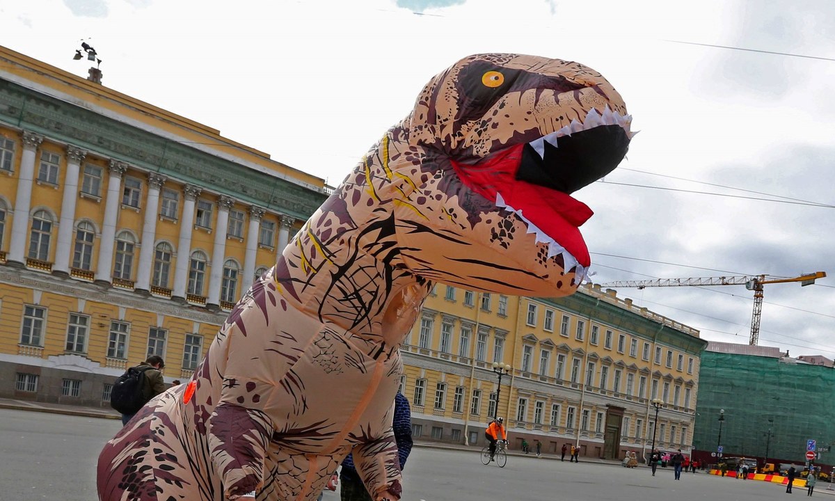 ​W Dolnej Saksonii człowiek przebrany za dinozaura biegał po ulicach i straszył kierowców. Niemiecka policja musiała interweniować.