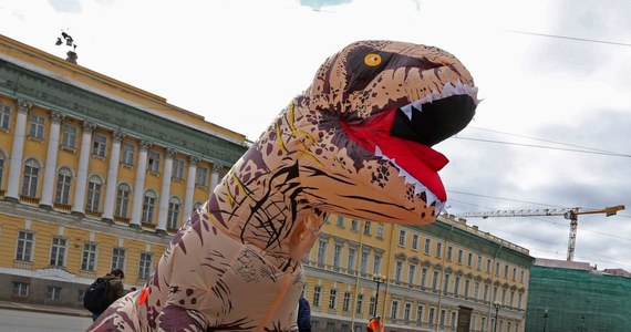 ​W Dolnej Saksonii człowiek przebrany za dinozaura biegał po ulicach i straszył kierowców. Niemiecka policja musiała interweniować.