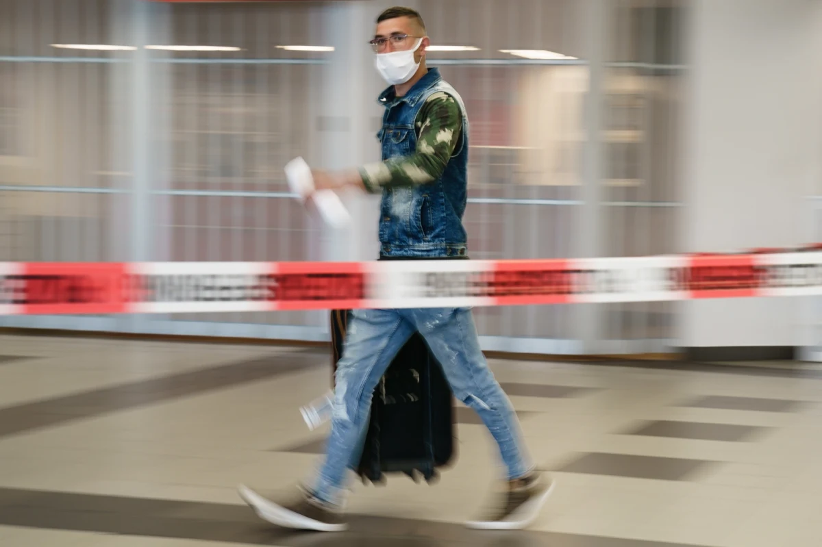 Czy maseczkę ochronną będą musiały nosić od czwartku również dzieci? Czy będziemy musieli zasłaniać nos i usta we własnym ogrodzie albo samochodzie? W jakich sytuacjach dozwolony jest w tym roku wyjazd na święta do bliskich? W RMF FM i na RMF 24 odpowiadamy na Wasze pytania dot. rządowych restrykcji, wprowadzonych w ramach walki w epidemią koronawirusa!