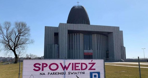 Spowiedź na parkingu, bez wychodzenia z samochodu. W taki sposób - w czasie epidemii - można wyspowiadać się przed Świątynią Opatrzności Bożej w Warszawie. Konfesjonał stoi obok gmachu Świątyni. Kierowcy swoje grzechy wyznają siadając w bezpiecznej odległości albo przez uchyloną szybę auta.