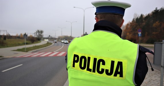 Przez cały świąteczny weekend na drogach dojazdowych do Zakopanego i miejscowości turystycznych Podhala policjanci będą kontrolować czy kierowcy przemieszczają się zgodnie z obostrzeniami. Turyści będą zawracani i karani mandatami – zapowiada policja.