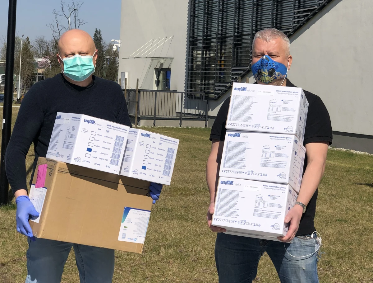 ​5 000 rękawiczek i 1 000 medycznych masek ochronnych dla krakowskiego Szpitala Uniwersyteckiego! Środki ochrony przekazał Balon Widokowy w Krakowie od partnera wspierającego - firmy ZARYS, producenta i dystrybutora sprzętu medycznego.