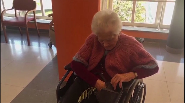 Ada Zanusso, Włoszka mogąca pochwalić się pięknym wiekiem 103 lat, wyzdrowiała z koronawirusa. Jak mówią lekarze, wystarczyły jej leki zmniejszające gorączkę i dobre nawodnienie. Kobieta zachorowała w marcu. W najcięższym etapie choroby musiała spędzić tydzień w łóżku. Przestała wtedy jeść i nie było z nią kontaktu. Na szczęście, po siedmiu dniach otworzyła oczy i zaczęła wracać do zdrowia. Teraz sama opowiada o swoich przeżyciach.