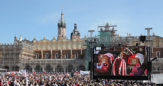 „Połączeni w bólu. Solidarni w cierpieniu. Zobowiązani wobec Polski. W pełni razem”. Jak dziesięć lat później brzmią słowa, które w kwietniu 2010 roku słyszeliśmy, żegnając ofiary katastrofy smoleńskiej? O jakich nadziejach mówili wtedy przedstawiciele Kościoła i świata polityki – w Warszawie i Krakowie, gdzie gromadziliśmy się na żałobnych uroczystościach?