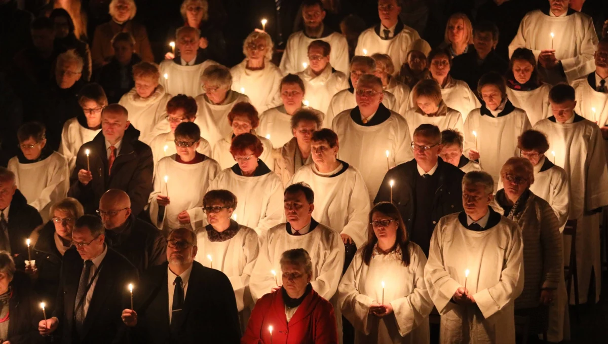Wielka Sobota to dzień oczekiwania na Zmartwychwstanie Pańskie. W świątyniach przez cały dzień trwa adoracja Najświętszego Sakramentu. Wieczorem w kościołach rozpoczyna się celebracja Wigilii Paschalnej.