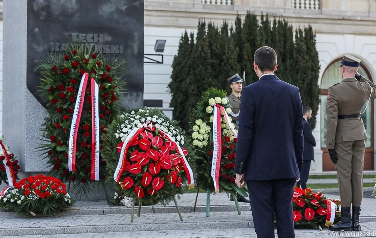 "W dziejach powojennej Polski nie było większej tragedii" - podkreślił premier Mateusz Morawiecki w 10-tą rocznicę katastrofy smoleńskiej. Według niego, trzeba dziś zadać sobie pytania, jaką drogę przebyliśmy od tego czasu jako wspólnota i czy sprostaliśmy testamentowi Lecha Kaczyńskiego.