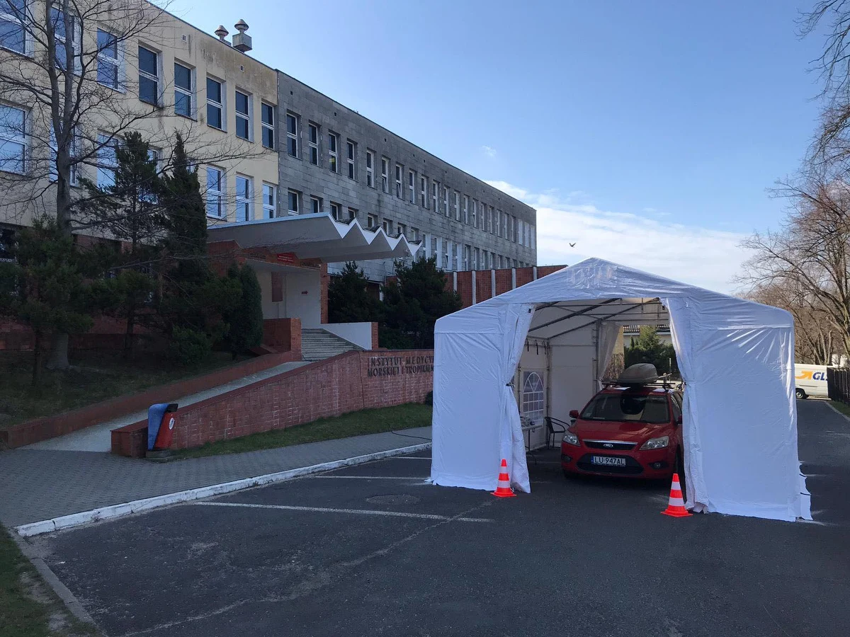 Przy Instytucie Medycyny Morskiej i Tropikalnej Gdańskiego Uniwersytetu Medycznego w Gdyni-Redłowie ruszyło właśnie centrum testowe COVID-19 drive-thru. Badanie będzie tam można przejść bez wysiadania z samochodu.