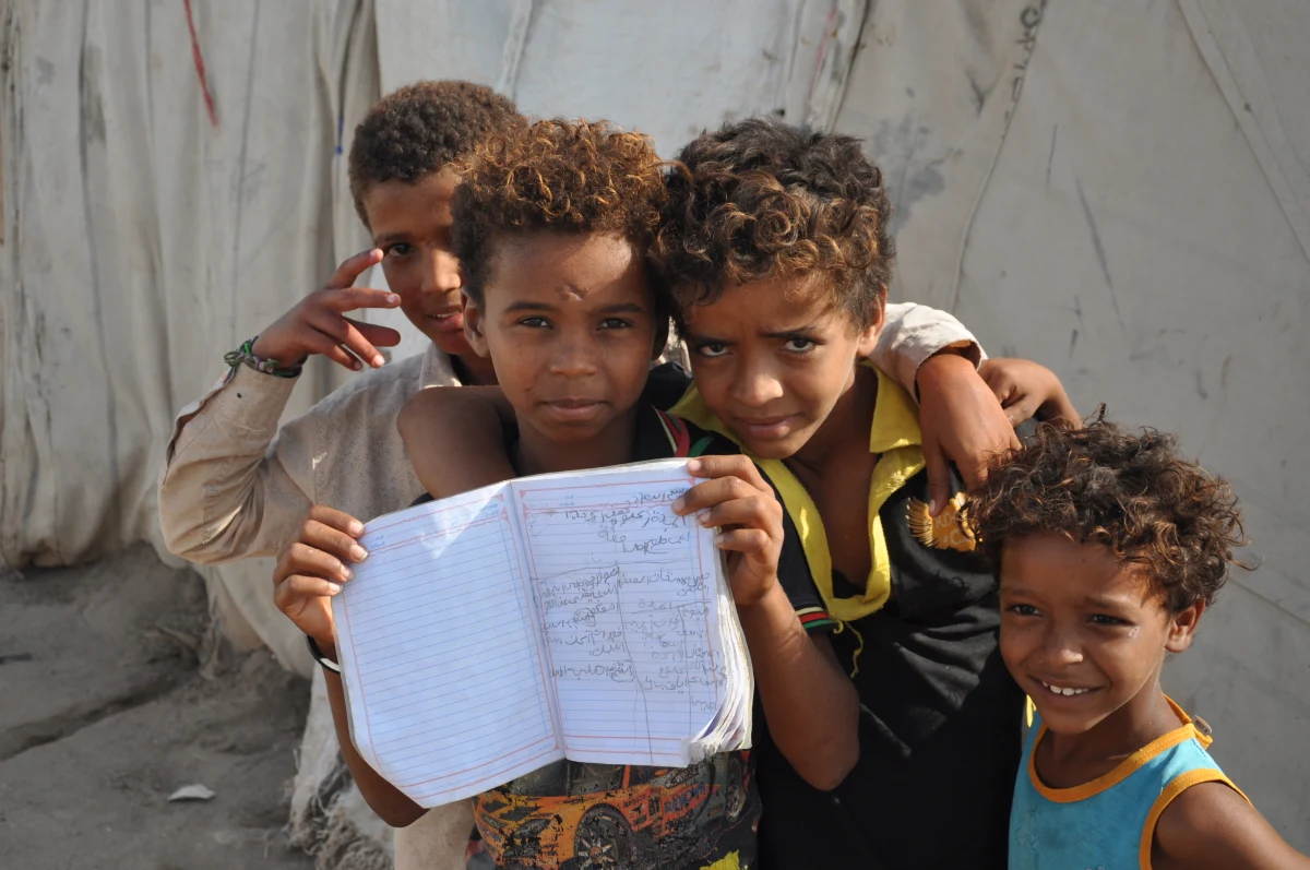 "Stoimy przed tańcem ze śmiercią" - alarmuje w rozmowie z RMF FM Aleksandra Wiśniewska, szefowa misji Polskiej Akcji Humanitarnej w Jemenie. Kraj nękany kilkuletnią wojną domową według działaczki humanitarnej nie poradzi sobie z koronawirusem, W piątek potwierdzono tam pierwszy przypadek zakażenia. "Pierwsze przypadki oznaczają tu katastrofę w apokaliptycznej skali" - mówi. Wojna w Jemenie pochłonęła co najmniej 100 tysięcy ofiar, kraj nawiedzają też kolejne epidemie chorób takich jak cholera czy wirus denga. Teraz otwiera się nowy front walki z Covid-19. "Wojna napędza koronawirusa, a koronawirus wojnę" - tłumaczy Wiśniewska. "Będziemy jako PAH robić wszystko, by pomóc jak największej liczbie ludzi, natomiast zdajemy sobie sprawę z beznadziei obecnej sytuacji" - dodaje w rozmowie z Karolem Pawłowickim.