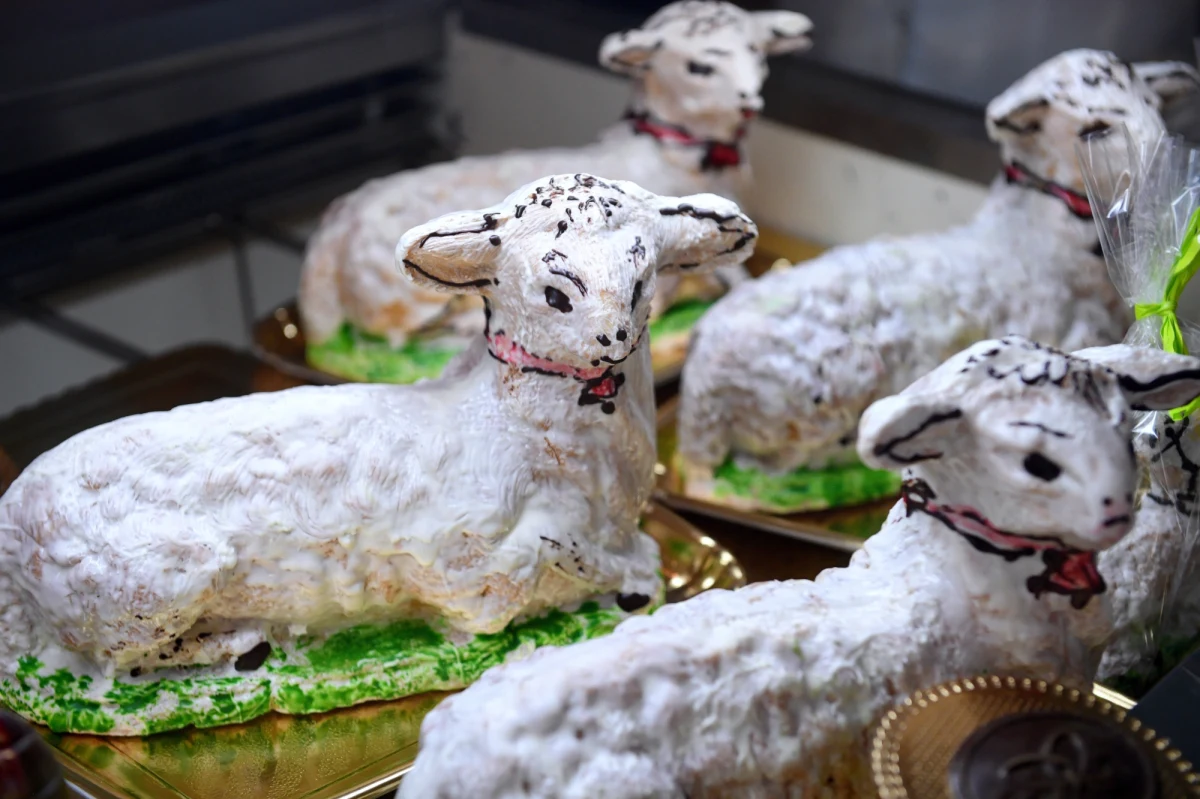 Ze względu na obowiązujące obostrzenia, które dotyczą ograniczonej liczby wierny w kościołach, w tym roku święcenie wielkanocnych pokarmów w świątyniach jest niemożliwe. Biskupi i księża zachęcają jednak, by w Niedzielę Zmartwychwstania, przed uroczystym śniadaniem, pomodlić się z domownikami i pobłogosławić pokarmy w ramach domowej liturgii.