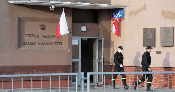 10 studentów Szkoły Głównej Służby Pożarniczej ma koronawirusa. Potwierdziły to wyniki badań próbek pobranych od 16 słuchaczy uczelni, co do których od dłuższego czasu były podejrzenia, że mogą być chorzy. 