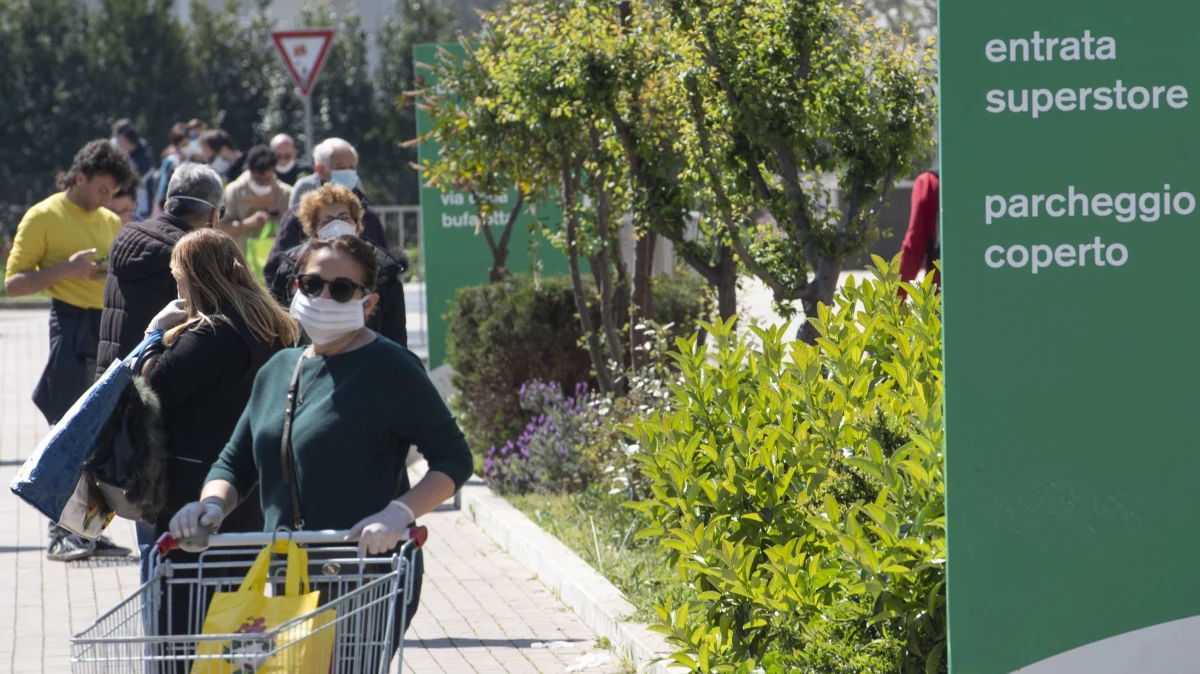 Zorganizowane grupy przestępcze oferują darmowe paczki żywnościowe ludziom, którzy z powodu epidemii koronawirusa zaleźli się w kłopotach finansowych – pisze w korespondencji z Italii brytyjski dziennik „Guardian”. Jak wyjaśnia, mafiosi budują w ten sposób swoje poparcie we włoskim społeczeństwie.