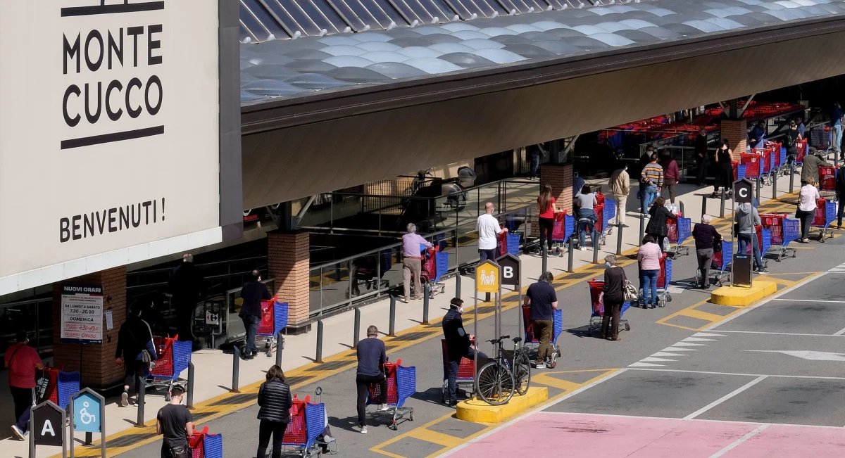 Tuż przed Wielkanocą Włosi stoją w wielu miastach w długich kolejkach do sklepów i supermarketów, bo wstęp do nich jest ograniczony w ramach walki z epidemią. Pojawiła się specjalna aplikacja z mapą sklepów, która pokazuje, ile trzeba czekać na wejście.
