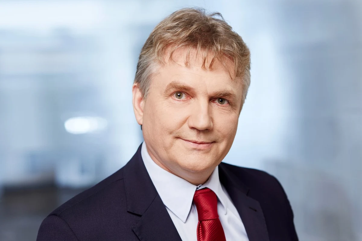 "Polski sektor biotechnologiczny będzie miał kluczowe znaczenie dla zapewnienia nam bezpiecznego powrotu do pracy" - mówi RMF FM prof. Jarosław Dastych, prezes firmy Proteon Pharmaceuticals SA. Firma, wraz z Instytutem Biologii Medycznej PAN, Wydziałem Biologii i Ochrony Środowiska Uniwersytetu łódzkiego i Uniwersytetem Medycznym w Łodzi, stworzyła Centrum Wykrywania Koronawirusa, laboratorium, które bada obecnie około 300 próbek dziennie. W rozmowie z Grzegorzem Jasińskim prof. Dastych opisuje, jak praca w takim laboratorium wygląda, przekonuje, że twórcze połączenie sił nauki, przemysłu i służby zdrowia powinno sprawić, że w ciągu dwóch miesięcy będziemy mieli realne możliwości upowszechnienia testów. Jego zdaniem, masowe testy będą niezbędne do stałego tropienia obecności wirusa w populacji. Bez tego bezpieczny powrót do pracy może być trudny.