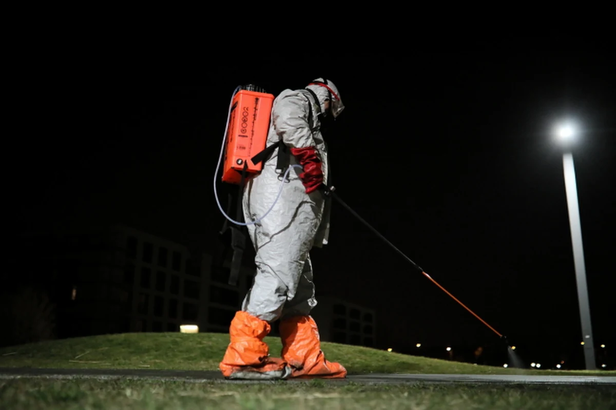 "W wielu krajach rozpoczęto działania strategiczne, które mają na celu wytypowanie tej części populacji, która nie będąc testowana na wirusa, jest testowana na obecność przeciwciał. Strategią austriacką czy niemiecką jest to, by testy populacyjne, wykrywające przeciwciała, umożliwiały stopniowy powrót ludzi odpornych na wirusa do pracy” - ocenia dr Aneta Afelt z Interdyscyplinarnego Centrum Modelowania Matematycznego i Komputerowego  Uniwersytetu Warszawskiego. “Należy się temu wszystkiemu uważnie przyglądać, przygotowywać do ponownego otwarcia kraju, ale wcześniej – przed podjęciem tak odpowiedzialnych społecznie decyzji, należy przeprowadzić rzetelne badania przesiewowe, aby wiedzieć, jaki jest stan odporności populacji i nie wzbudzić epidemii na nowo” – podkreśla w rozmowie z PAP.