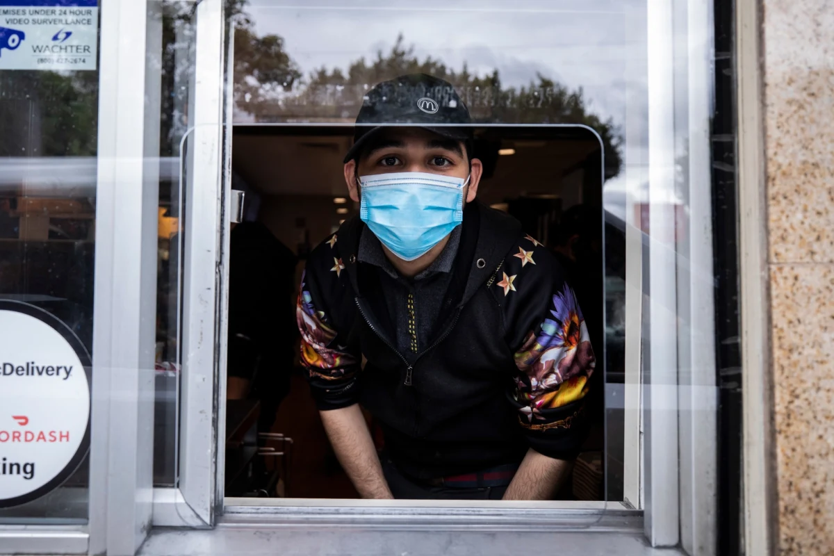 "Maseczki występują w różnych rodzajach i w różnym stopniu mogą chronić przed zakażeniem. Jednak w obecnej sytuacji epidemicznej istotny jest aspekt ograniczenia rozsiewania patogenu, a noszenie maseczek w tym pomaga" – wyjaśnił mikrobiolog dr Tomasz Wołkowicz z NIZP-PZH.