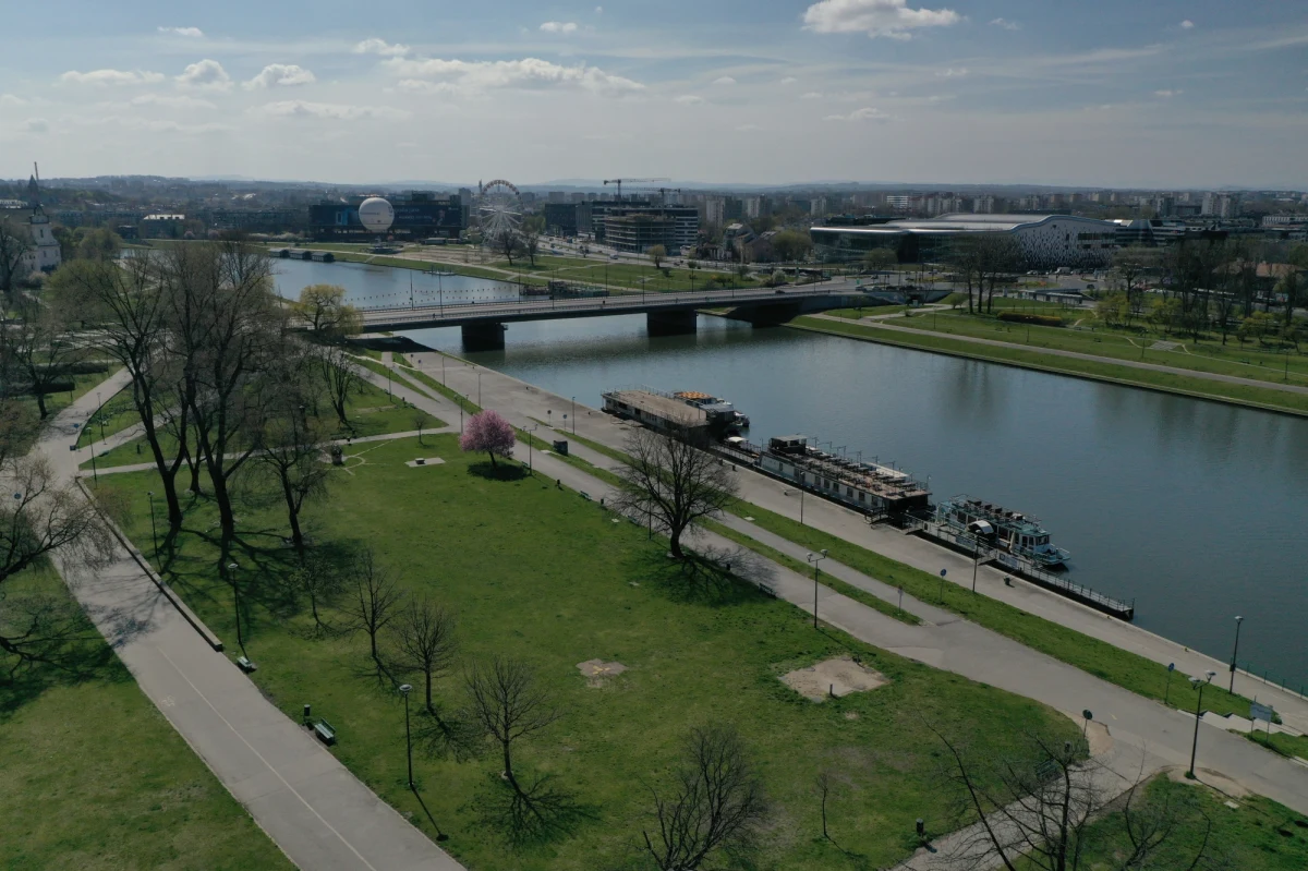 Spada liczba Polaków, którzy w związku z pandemią koronawirusa obawiają się o własne zdrowie – wynika z najnowszego badania NEUROHM i BradConsulting dla Onetu. Co więcej, zmniejsza się również liczba osób, które deklarują, że przestrzegają zaleceń przekazywanych przez rząd. "Trzeba natychmiast uświadomić rząd, że Polacy dali się nieco uśpić i przez to są mniej uważni na czyhające niebezpieczeństwo" – ostrzega w rozmowie z Onetem psycholog Rafał Ohme, jeden z autorów badania. 