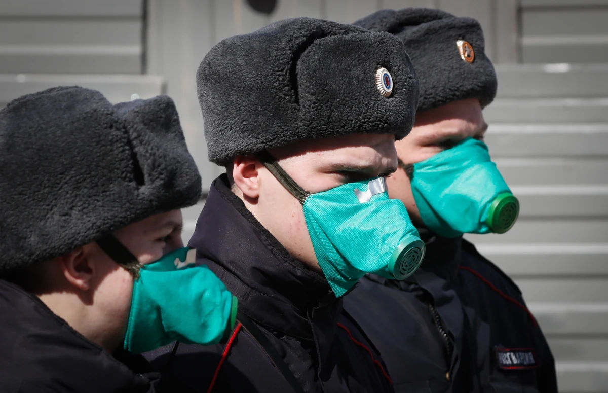 Przepustki dla mieszkańców Moskwy dojeżdżających do pracy, a potem - także dla poruszających się po mieście w innych celach, wstrzymanie pracy niemal na wszystkich budowach i zawieszenie usług carsharingu - takie ograniczenia zapowiedziały władze stolicy Rosji.