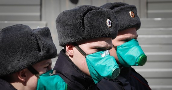 Przepustki dla mieszkańców Moskwy dojeżdżających do pracy, a potem - także dla poruszających się po mieście w innych celach, wstrzymanie pracy niemal na wszystkich budowach i zawieszenie usług carsharingu - takie ograniczenia zapowiedziały władze stolicy Rosji.