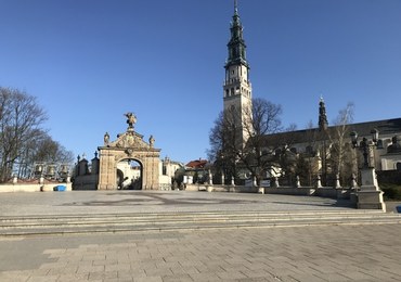 Wielka Sobota na Jasnej Górze. Pustki zamiast tłumów, pojedynczy wierni w maseczkach