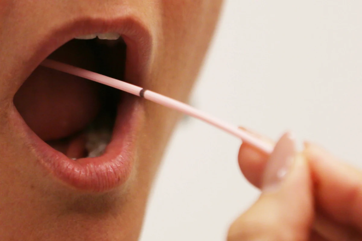 "W najbliższych dniach będzie możliwe badanie na obecność koronawirusa 20 tys. próbek na dobę" – poinformował wiceminister zdrowia Waldemar Kraska. Koordynatorzy wojewódzcy mają usprawnić przepływ próbek do laboratoriów.