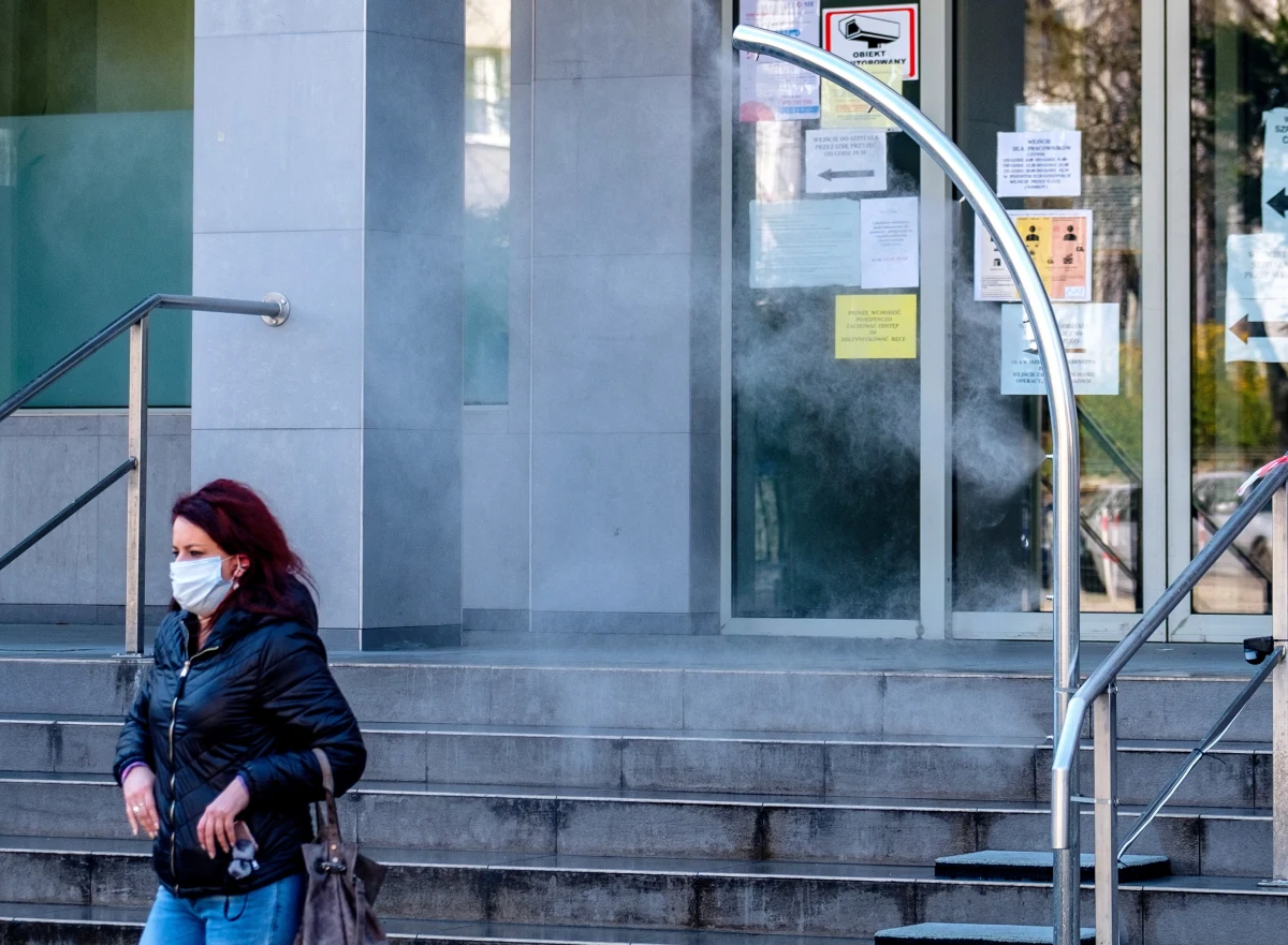 By pokazać nam, jak nasze decyzje o izolacji, dystansowaniu się od innych wpływają na ryzyko zakażenia dwójka młodych naukowców: Anna Szczepanek, matematyk z Uniwersytetu Jagiellońskiego i fizyk, Dominik Czernia z Instytutu Fizyki Jądrowej przygotowała kalkulator dystansu społecznego. Dzięki niemu, każdy z nas może sprawdzić, jakie konsekwencje dla skali epidemii wywołanej koronawirusem mają działania, które sami możemy podejmować. W rozmowie z RMF FM, naukowcy tłumaczą jak powstał ich program i ujawniają, że pracują już nad kolejnym, który pomoże przewidywać rozwój epidemii na dowolnym jej etapie.