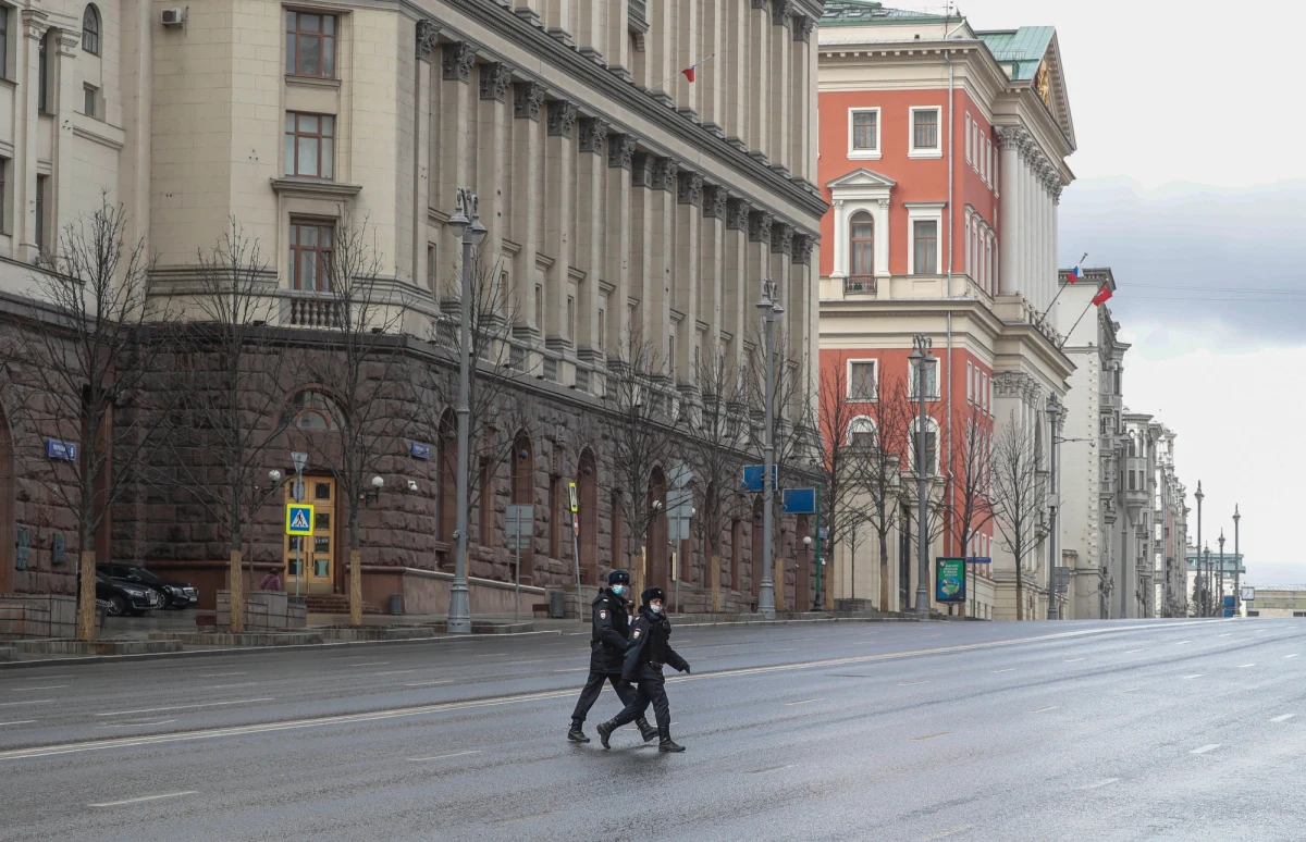 W Rosji wyznawcy prawosławia obchodzą dziś Niedzielę Palmową. Cerkwie są otwarte, ale w warunkach epidemii koronawirusa duchowni zalecają wiernym, żeby palmy poświęcili w domu. W Moskwie nie można odwiedzać cmentarzy. Zostały zamknięte. W ciągu ostatniej doby w Rosji wykryto ponad dwa tysiące sto nowych przypadków zakażenia. Zmarły 24 osoby. 