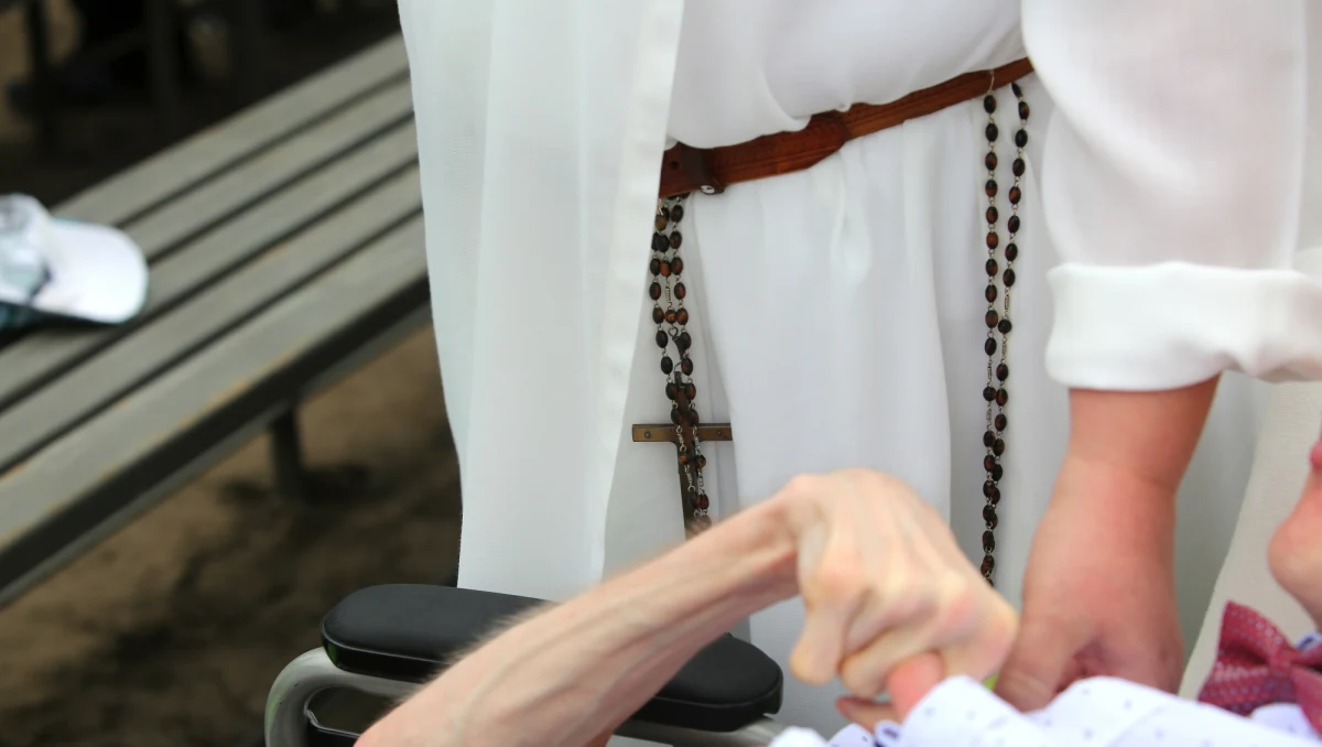 Starostwo Powiatowe w Bochni poszukuje wolontariuszy i chętnych do pracy w tamtejszym Domu Pomocy Społecznej, w którym z powodu wystąpienia ogniska koronawirusa brakuje personelu. Do pomocy zgłosiły się siostry zakonne ze zgromadzenia sióstr dominikanek.