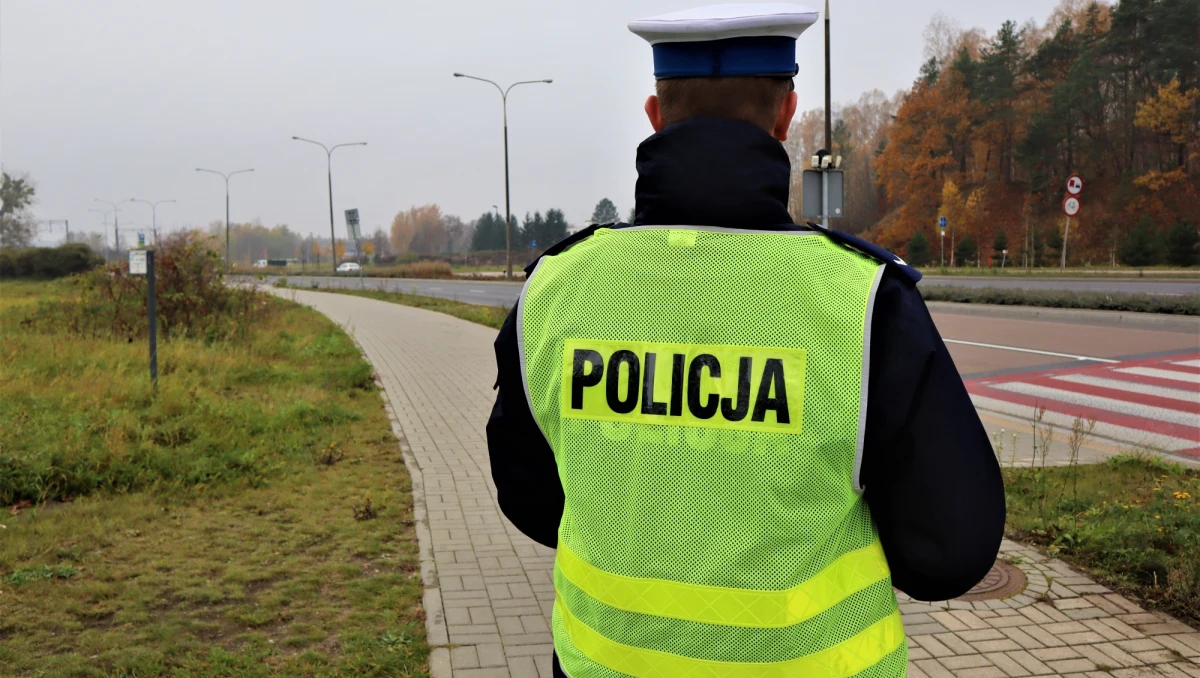 Maleje liczba mandatów wypisywanych przez  policjantów za łamanie ograniczeń wprowadzonych w związku z epidemią koronawirusa.  Minionej doby funkcjonariusze ukarali za niestosowanie się do zakazu gromadzenia, czy przemieszczania się niespełna 1300 osób. W poprzednich dniach było to grubo ponad 2 tysiące. 