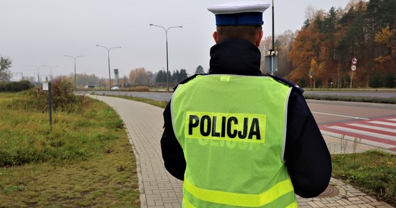 Maleje liczba mandatów wypisywanych przez  policjantów za łamanie ograniczeń wprowadzonych w związku z epidemią koronawirusa.  Minionej doby funkcjonariusze ukarali za niestosowanie się do zakazu gromadzenia, czy przemieszczania się niespełna 1300 osób. W poprzednich dniach było to grubo ponad 2 tysiące. 