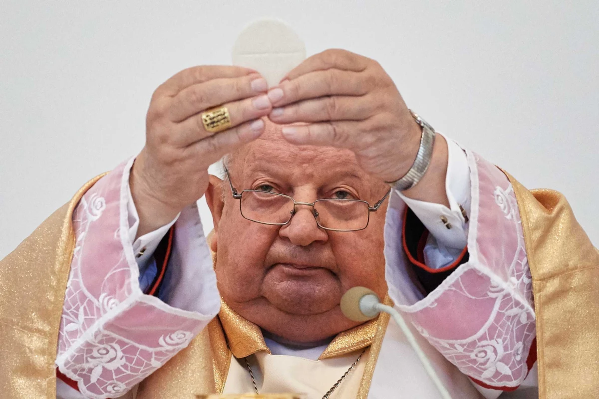 "Zagrożenia i cierpienia związane z epidemią wyzwalają w nas wiele dobra, wiele przyjaznych uczuć, wiele gestów życzliwości i pomocy" - powiedział kard. Stanisław Dziwisz podczas mszy w Sanktuarium w Łagiewnikach w Krakowie. 