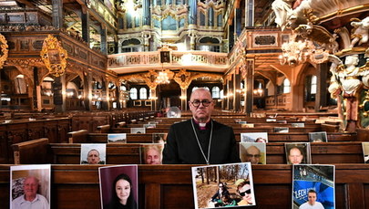 Niezwykły pomysł biskupa. Zdjęcia parafian przyklejone w pustych ławach kościoła