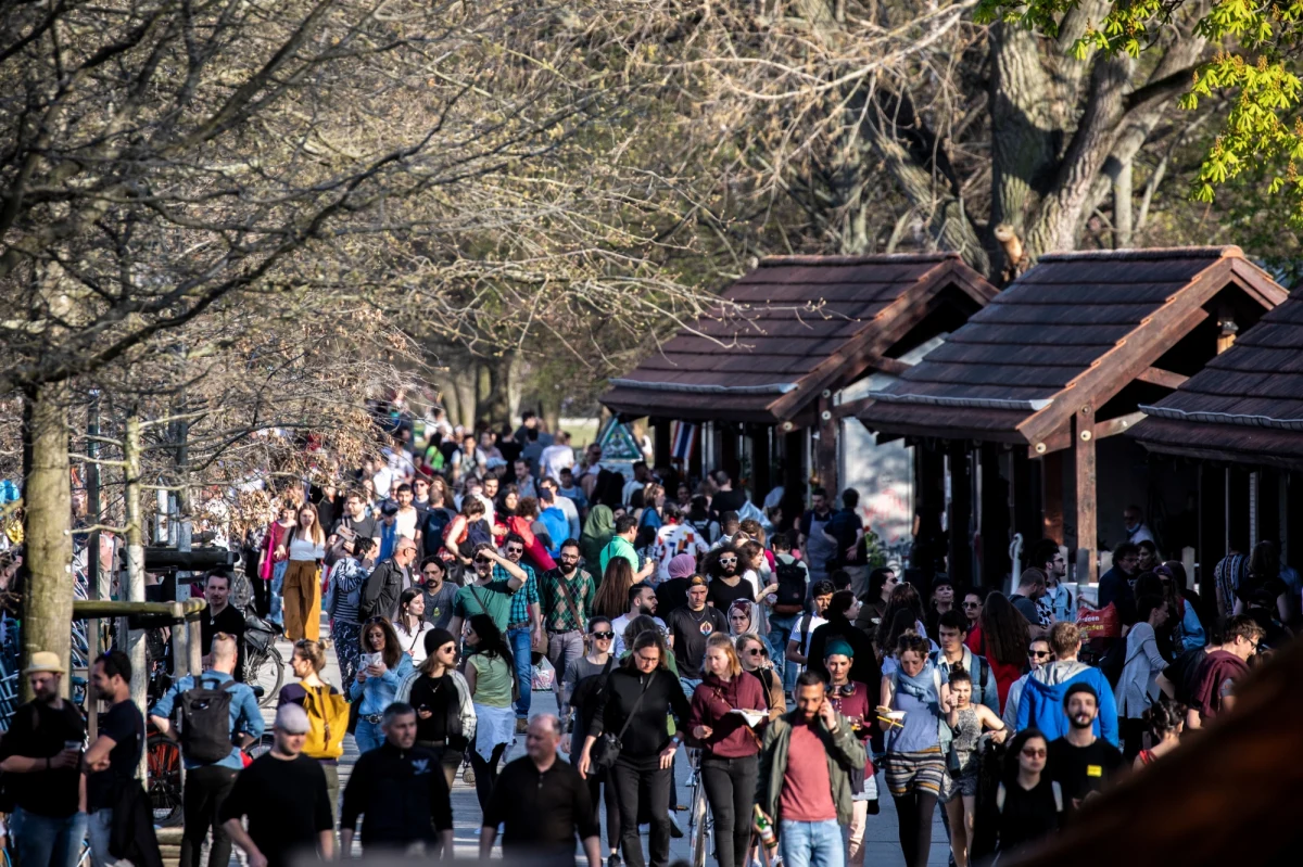 126 osób zmarło w ciągu ostatniej doby w Niemczech z powodu Covid-19 - poinformował Instytut im. Roberta Kocha (RKI) w Berlinie. To dzienny spadek o trzy przypadki śmiertelne.