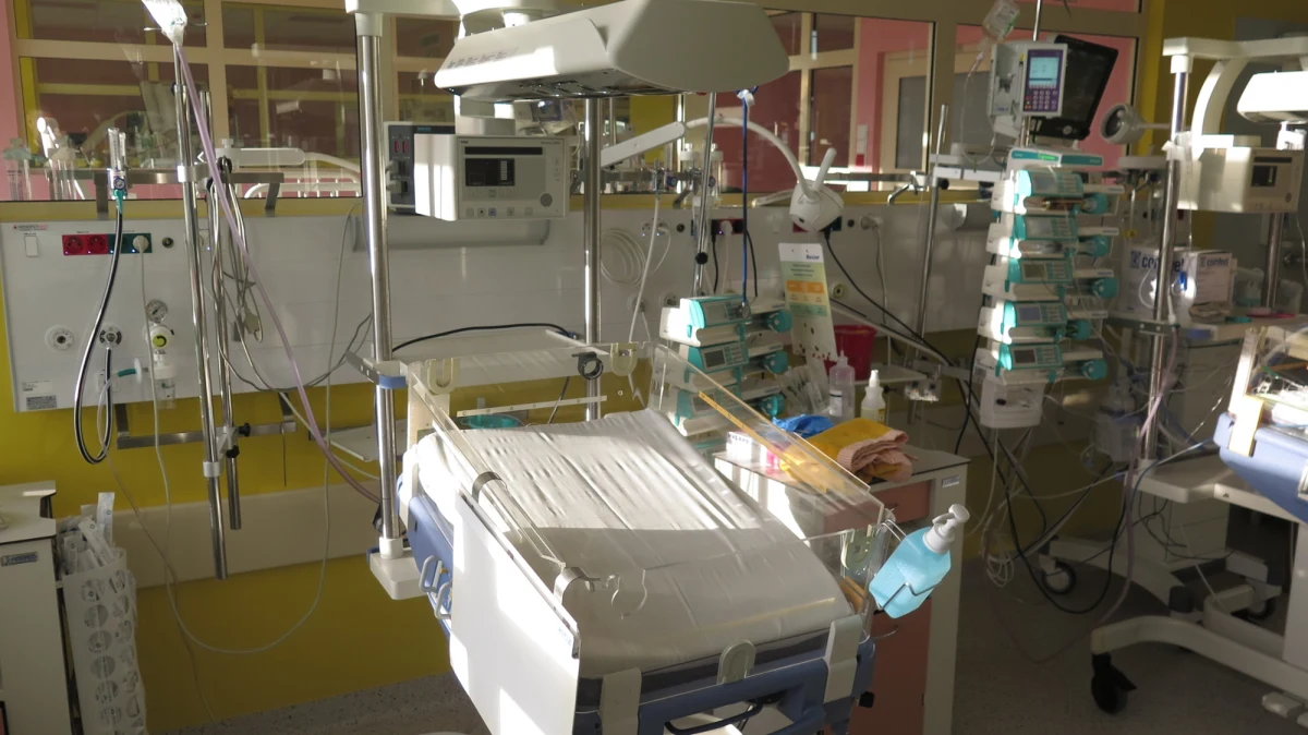 Z powodu wykrycia zakażenia u jednej z położnych Uniwersytecki Szpital Kliniczny we Wrocławiu wstrzymał przyjęcia i wypisy na oddziale ginekologiczno-położniczym.