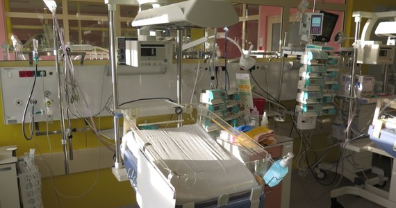 Z powodu wykrycia zakażenia u jednej z położnych Uniwersytecki Szpital Kliniczny we Wrocławiu wstrzymał przyjęcia i wypisy na oddziale ginekologiczno-położniczym.