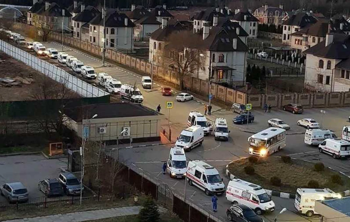 Koronawirus rozprzestrzenia się w Moskwie o dużo szybciej, niż to przewidywano. W takim tempie, że karetki muszą czekać nawet 15 godzin w kolejce na przyjęcie pacjenta. Przed szpitalami powstają gigantyczne korki. „To wciąż początek epidemii” – ostrzega burmistrz stolicy Rosji Sergej Sobyanin.