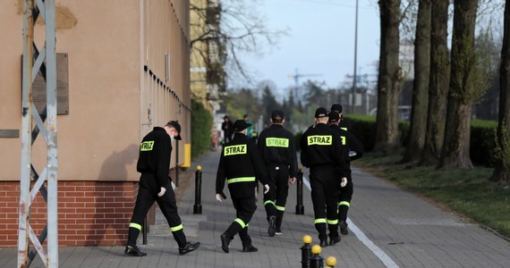 Potwierdzono obecność koronawirusa u 47 osób w Szkole Głównej Straży Pożarnej w Warszawie. Objęci kwarantanną podchorążowie będą rozlokowani w innych jednostkach organizacyjnych Państwowej Straży Pożarnej - poinformowała w poniedziałek Komenda Główna PSP.