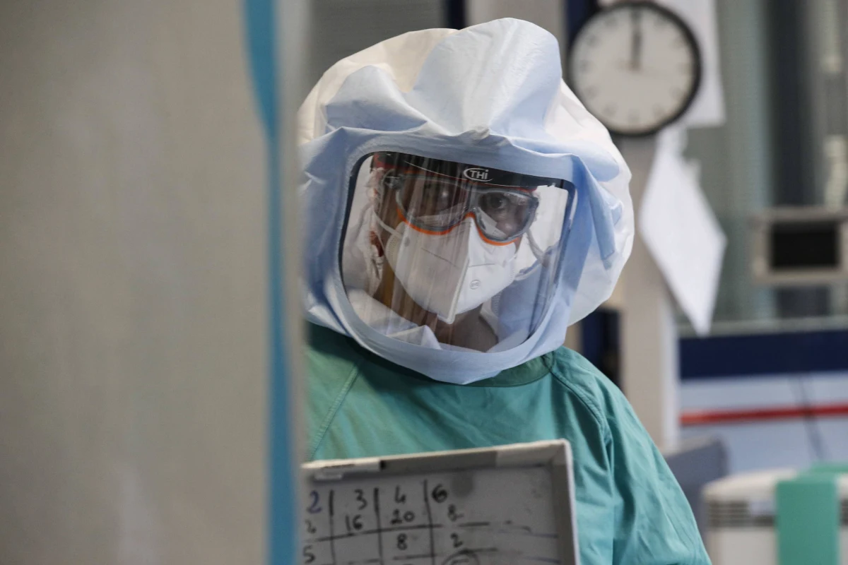 We Włoszech w ciągu ostatniej doby zmarło 566 osób zakażonych koronawirusem - podała Obrona Cywilna. Łączny bilans zmarłych sięgnął 20465. Obecnie choruje ponad 103 tys. osób - o około 1300 więcej niż dzień wcześniej.