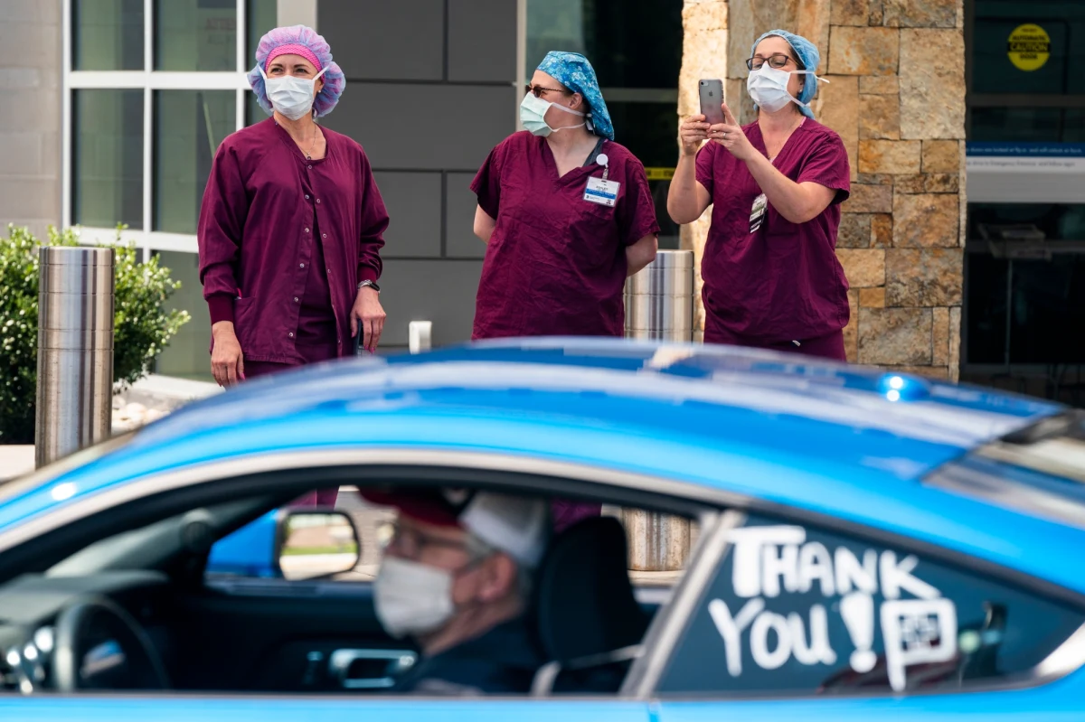 1509 zakażonych koronawirusem zmarło w Stanach Zjednoczonych w ciągu ostatniej doby - takie tragiczne dane, obejmujące 24 godziny od 02:30 w nocy z niedzieli na poniedziałek czasu polskiego, opublikował Uniwersytet Johnsa Hopkinsa w Baltimore. USA są krajem z największą na świecie liczbą ofiar śmiertelnych koronawirusa - jest ich już ponad 23,5 tysiąca - oraz z największą liczbą zakażeń: od początku pandemii potwierdzono ich już ponad 580 tysięcy.