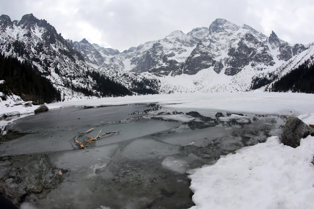 W nocy w Zakopanem spadło kilka centymetrów śniegu. Powiew zimy także w innych regionach kraju: Instytut Meteorologii i Gospodarki Wodnej wydał rano ostrzeżenia pierwszego stopnia przed przymrozkami w niemal całej Polsce.
