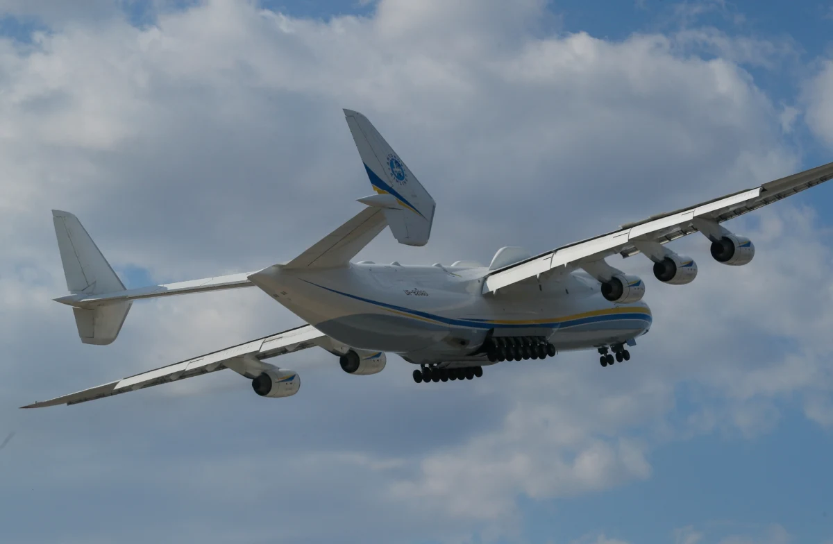 Tuż przed godziną 10:00 na warszawskim Lotnisku Chopina wylądował największy samolot świata: Antonov An-225 Mriya przywiózł do Polski z Chin ładunek z niezbędnymi do walki z koronawirusem środkami ochronnymi. Kolos, który na grzbiecie mógłby przewieźć prom kosmiczny, dostarczył do naszego kraju m.in. 7 mln maseczek i kilkaset tysięcy kombinezonów ochronnych.