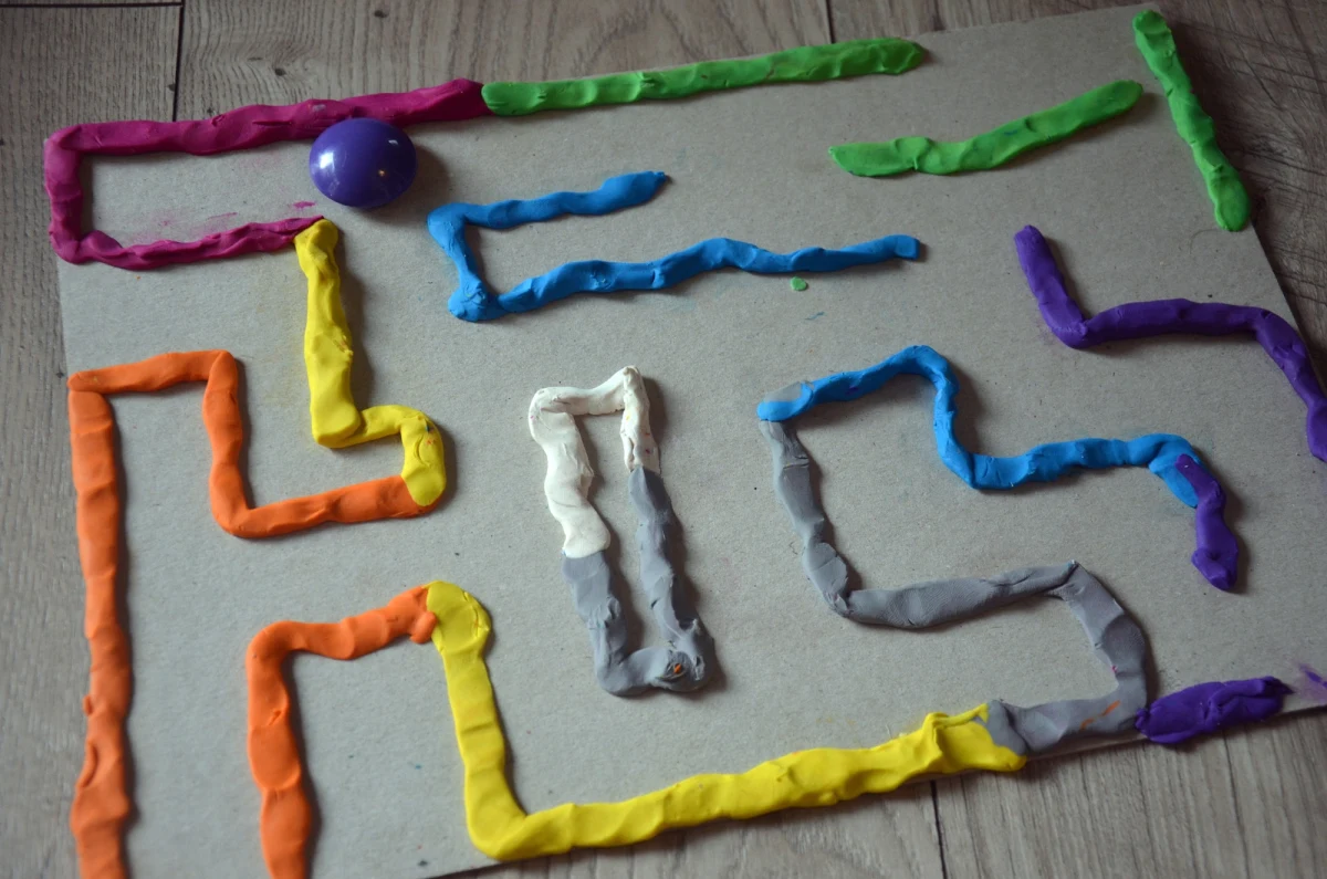 Dziś w cyklu domowych zabaw z dziećmi proponujemy Wam trochę ruchowej aktywności. Artystyczne dusze mogą stworzyć piękne rysunki na szybie, namawiamy też do rodzinnego muzykowania.