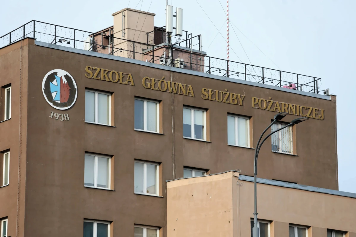 Wicekomendant Szkoły Głównej Służby Pożarniczej Jarosław Zarzycki stracił stanowisko. Zdymisjonował go szef MSWiA po pojawieniu się w uczelni koronawirusa. 47 studentów z blisko 400 przebadanych jest zakażonych. Przebywają w izolatorium. 
