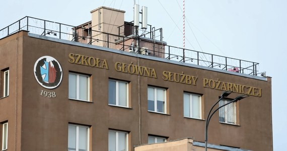 Wicekomendant Szkoły Głównej Służby Pożarniczej Jarosław Zarzycki stracił stanowisko. Zdymisjonował go szef MSWiA po pojawieniu się w uczelni koronawirusa. 47 studentów z blisko 400 przebadanych jest zakażonych. Przebywają w izolatorium. 
