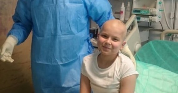 9-letnia Hania, która choruje na białaczkę i przeszła przeszczep szpiku kostnego i wykryto u niej zakażenie koronawirusem, wyzdrowiała z Covid-19. Dziewczynka jest pacjentką kliniki hematologii dziecięcej Przylądek Nadziei we Wrocławiu.