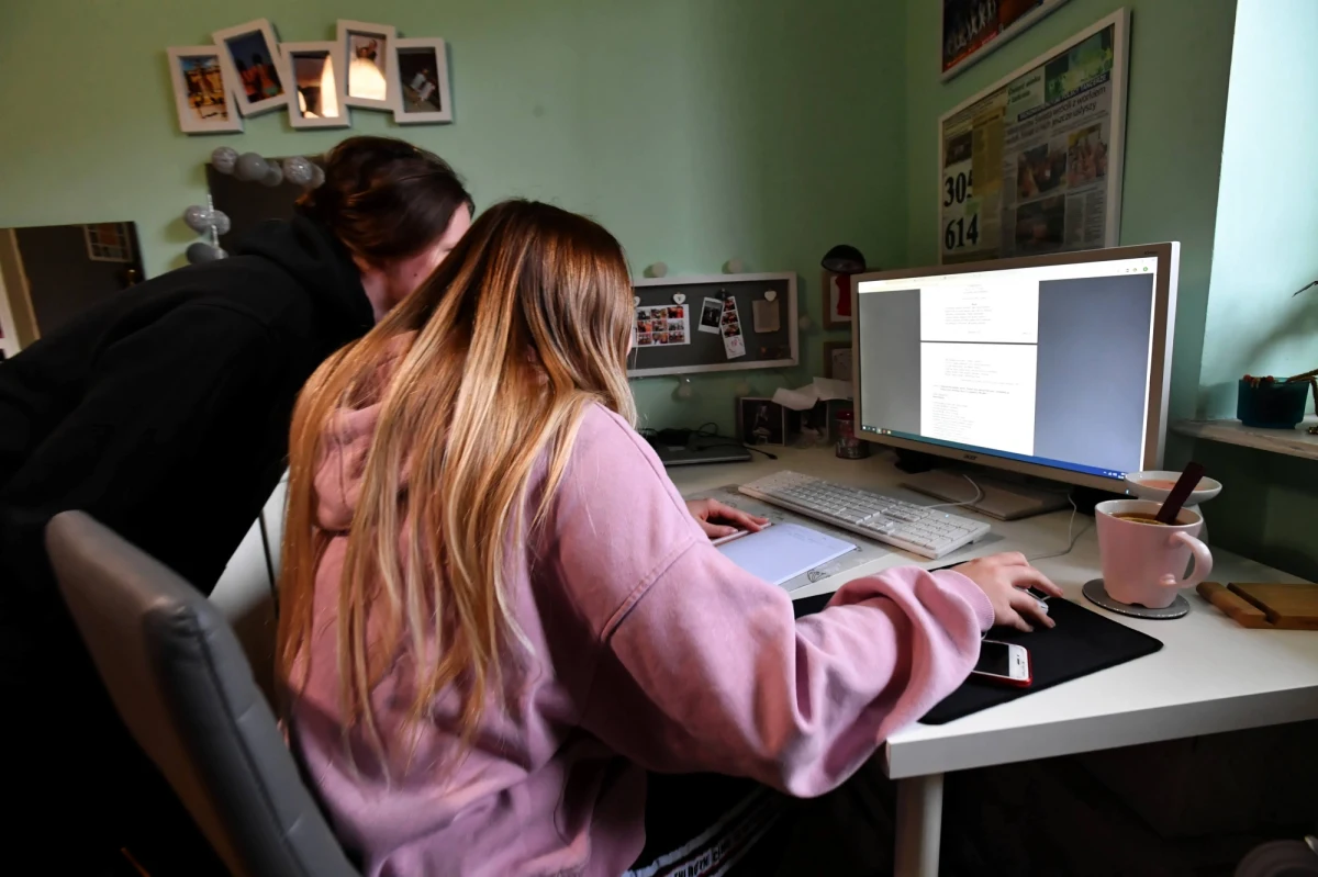 Nauka zdalna to fikcja - tak wynika z badania, które właśnie przeprowadziła wśród rodziców firma Librus. Jej elektroniczny dziennik i inne narzędzia do pracy na odległości są wykorzystywane przez większość polskich szkół.