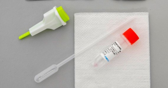 Drastycznie spada liczba testów na koronawirusa w Polsce. Jak informuje Ministerstwo Zdrowia, ostatniej doby wykonano ich zaledwie 4,6 tysiąca. Dla porównania, wczoraj było ich tysiąc więcej, a w piątek zrobiono ponad 11 tysięcy.